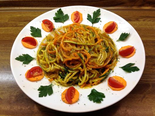 Zucchini - carrot - "pasta" with mango - parsley - sauce