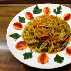 Zucchini - carrot - "pasta" with mango - parsley - sauce
