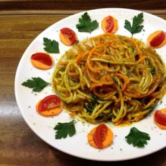 Zucchini - carrot - "pasta" with mango - parsley - sauce Zucchini - carrot - "pasta" with mango - parsley - sauce