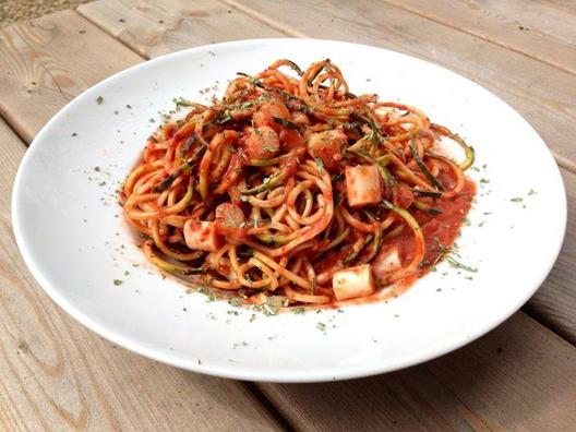 It is still asparagus time! <3 
Asparagus & zucchini noodles with a sauce of tomatoes, avocado, red peppers, lemon and a bit of basil. 
Wonderful! <3