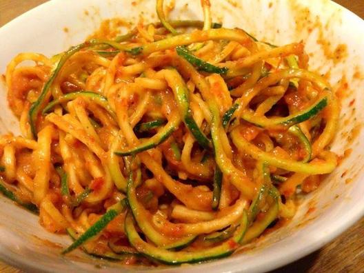 Some quick (zucchini) noodles with a sauce made of red pepper, avocado and some herbs