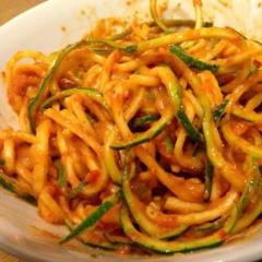 Some quick (zucchini) noodles with a sauce made of red pepper, avocado and some herbs