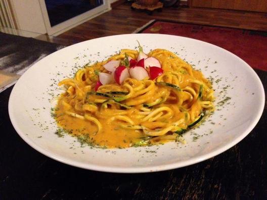 Zucchini & daikon radish noodles with a delicious sweet sauce of mango, avocado, peppers, tomatoes, celery and basil, topped with some cut radishes. Oh my yum! 