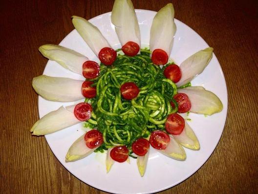 Zucchini "noodles", cichorie and cocktail tomatoes with a spinach, yellow pepper, avocado, lemon sauce. Careful with the spinach, it's pretty dominating