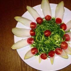 Zucchini "noodles", cichorie and cocktail tomatoes with a spinach, yellow pepper, avocado, lemon sauce. Careful with the spinach, it's pretty dominating