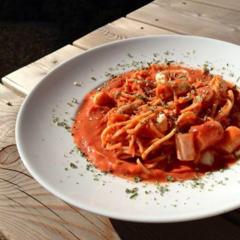 Zucchini noodles with asparagus pieces and a sauce of tomatoes, red sweet pepper, juice of half a lemon and an orange, half of a hass avocado and some Italian herbs as garnish. Delicious!