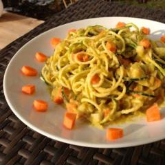 Zucchini noodles with pieces of carrot and kohlrabi and a sauce of yellow pepper, avocado, lemon and some stalks of celery.