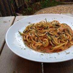 Zucchini spaghetti with a sauce of yellow pepper, tomatoes, lemon and avocado. Tastes heavenly! ❤