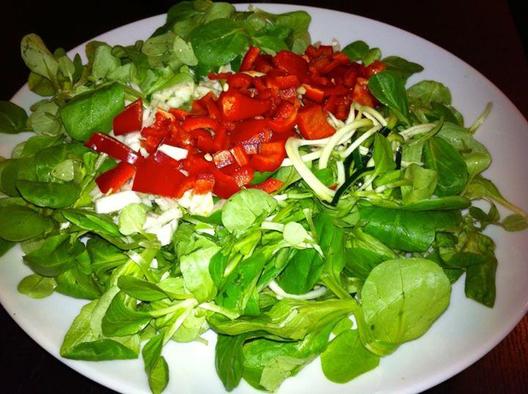 Zucchini spaghetti with corn salad and pieces of fennel and red pepper as salad